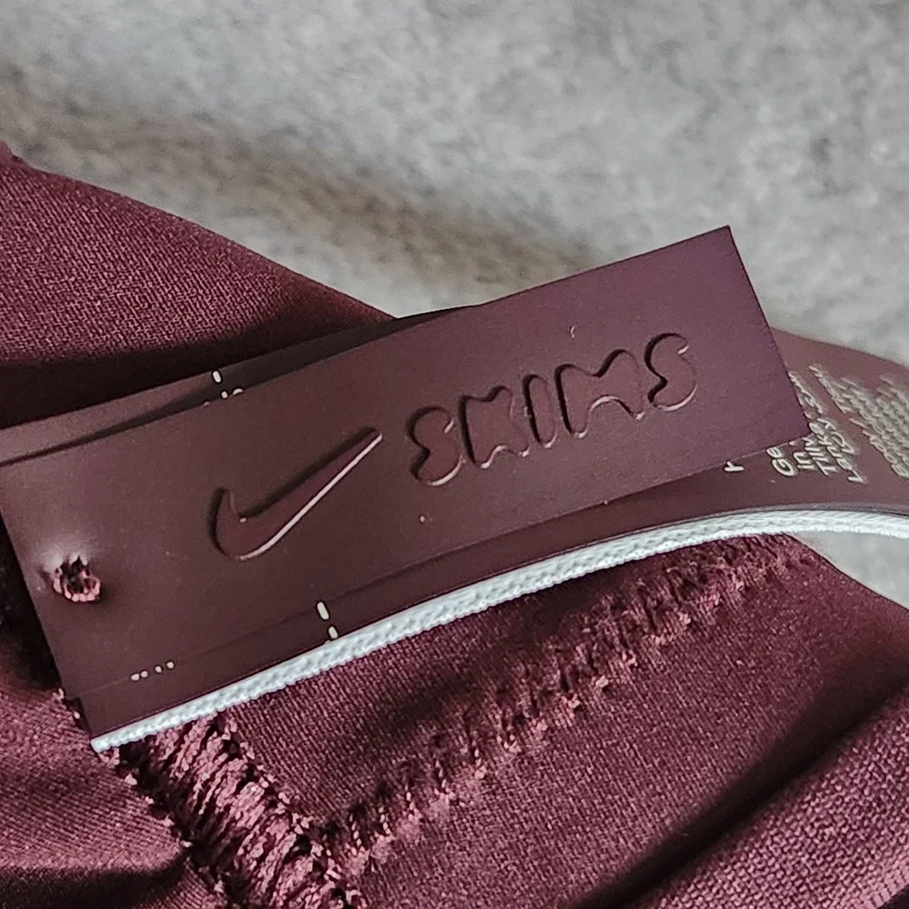 New Nike Skims Matte Micro Scoop Bra XS Currant Sports NSKM BRSPT5120-CUR